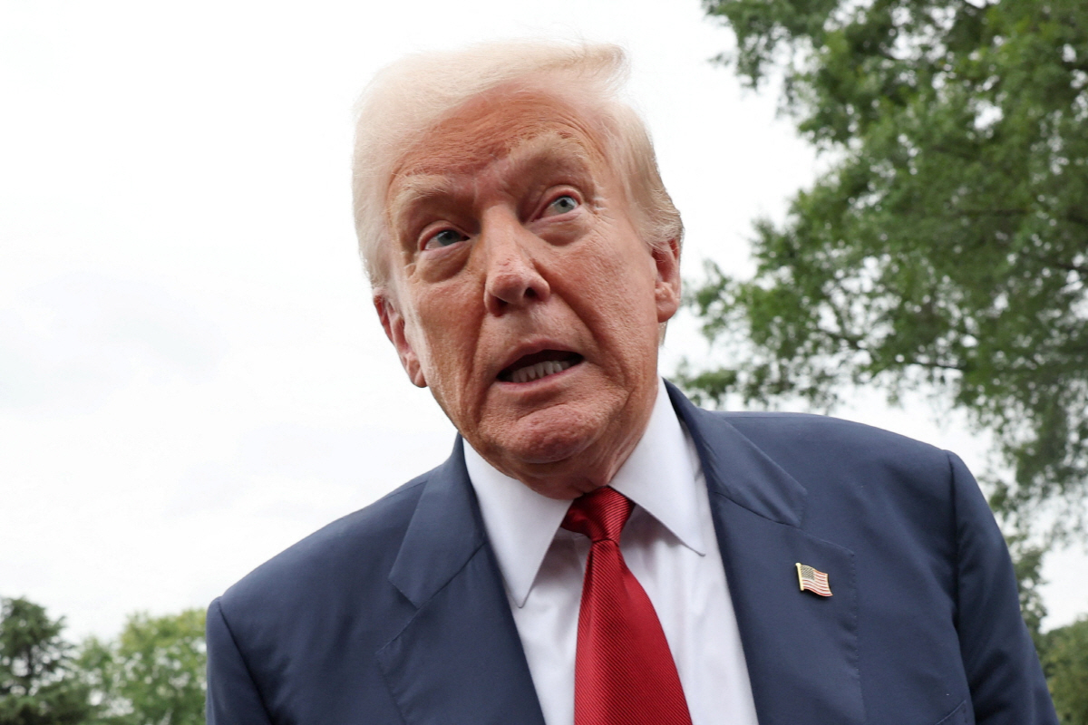 ▲도널드 트럼프 미국 대통령이 1일(현지시간) 마린 원 탑승 전 기자들과 대화하고 있다. 워싱턴D.C./로이터연합뉴스