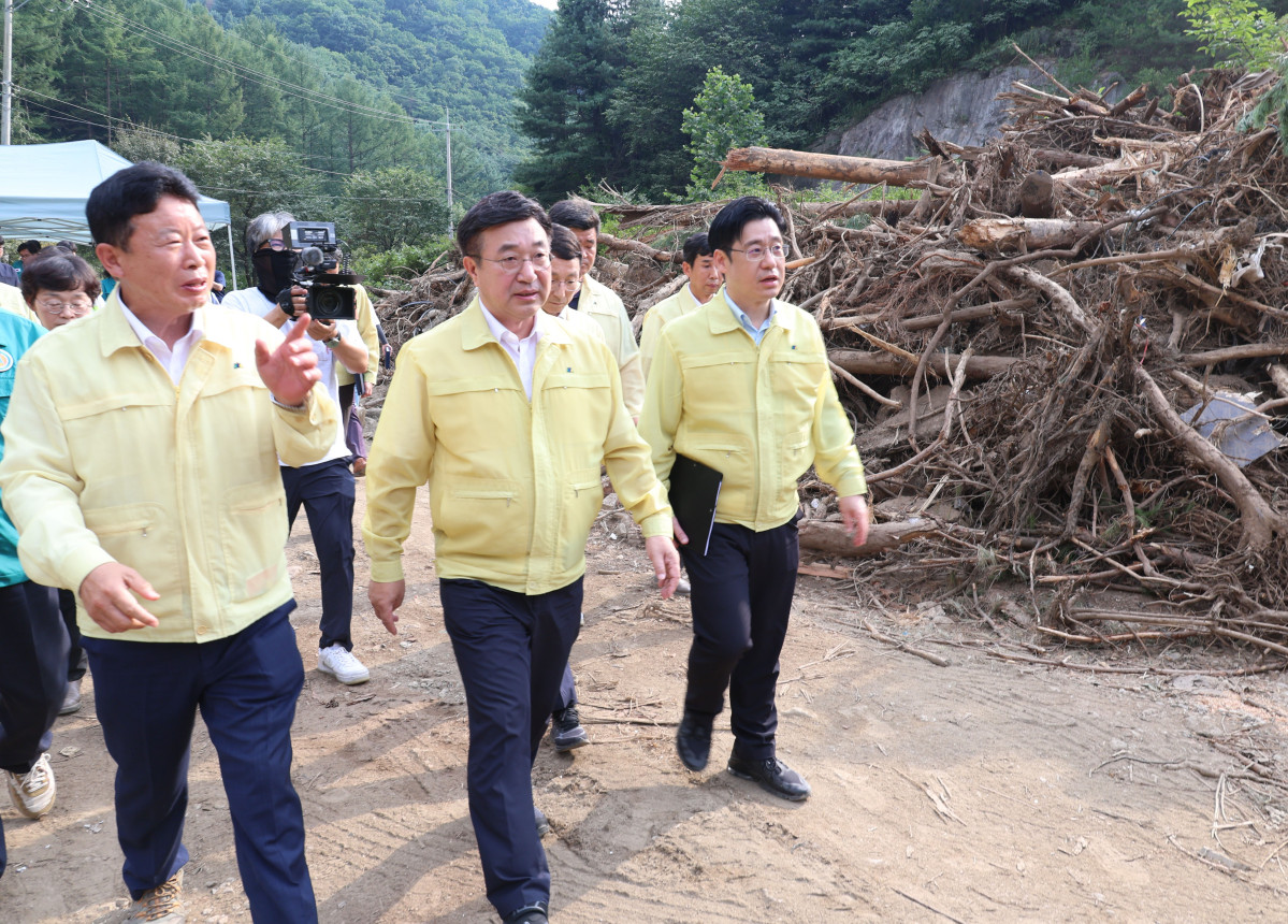 ▲윤호중 행정안전부 장관이 1일 경기 가평군 조정면 집중호우 피해지역 현장을 방문해 피해복구 상황을 점검하고 있다. (사진제공=행정안전부)