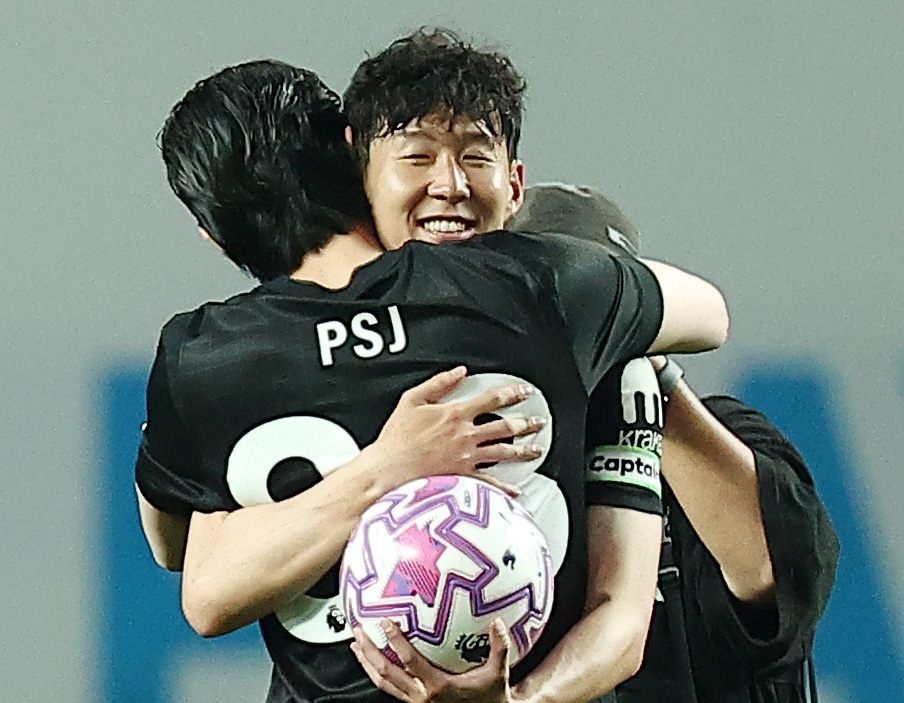 ▲3일 서울월드컵경기장에서 열린 2025 쿠팡플레이 시리즈 토트넘 홋스퍼와 뉴캐슬 유나이티드의 경기. 토트넘 손흥민이 이날 시축을 마친 절친 배우 박서준과 포옹하고 있다. 2025.8.3 (연합뉴스)