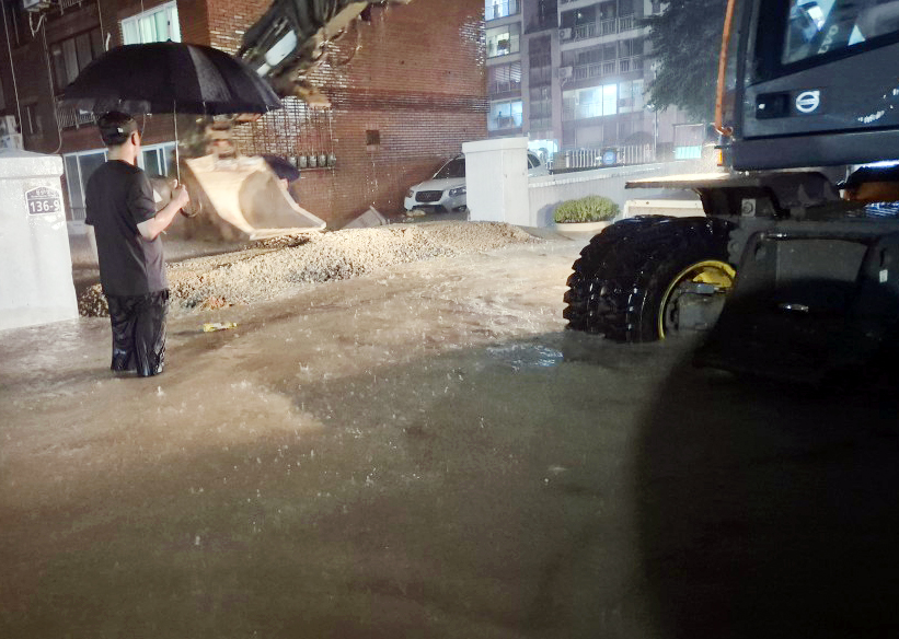 ▲호우 특보가 발효된 3일 오후 전남 무안군 한 아파트 단지 인근 도로가 빗물에 잠겨 있다.  (연합뉴스)