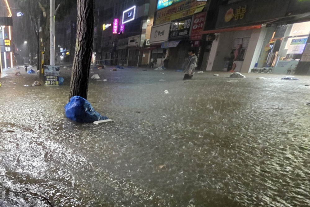 ▲무안군을 중심으로 광주·전남 곳곳에 극한호우가 쏟아진 3일 오후 광주 북구 운암동 도심에서 한 시민이 침수된 거리를 이동하고 있다.  (연합뉴스)