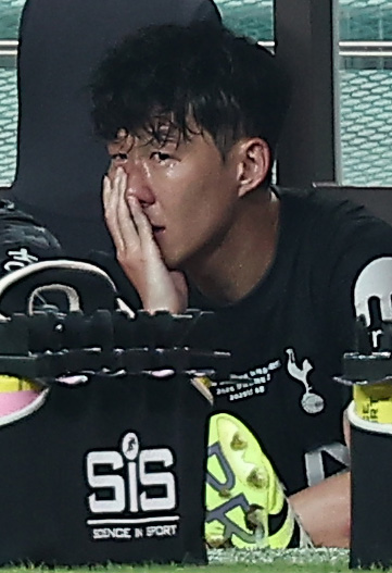 ▲3일 서울월드컵경기장에서 열린 2025 쿠팡플레이 시리즈 토트넘 홋스퍼와 뉴캐슬 유나이티드의 경기. 토트넘 손흥민이 교체 아웃된 뒤 벤치에서 눈물을 흘리고 있다.  (연합뉴스)