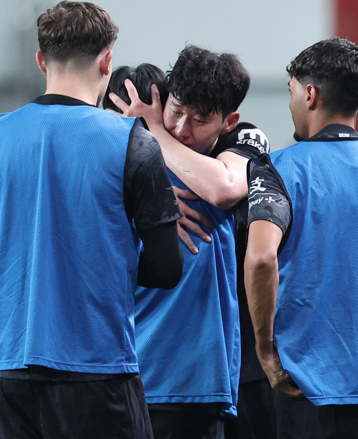 ▲ 올여름 팀을 떠나기로 한 토트넘 홋스퍼 손흥민이 3일 서울월드컵경기장에서 열린 2025 쿠팡플레이 시리즈 뉴캐슬 유나이티드와의 친선경기에서 교체아웃된 뒤 양민혁과 포옹하고 있다.  (연합뉴스)