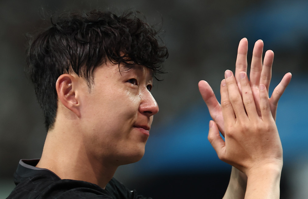 ▲올여름 팀을 떠나기로 한 토트넘 홋스퍼 손흥민이 3일 서울월드컵경기장에서 열린 2025 쿠팡플레이 시리즈 뉴캐슬 유나이티드와의 친선경기가 끝난 뒤 눈물을 흘리고 있다.   (연합뉴스)