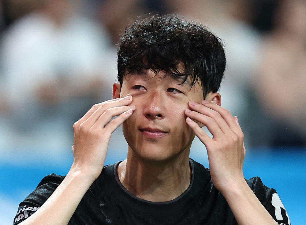 ▲올여름 팀을 떠나기로 한 토트넘 홋스퍼 손흥민이 3일 서울월드컵경기장에서 열린 2025 쿠팡플레이 시리즈 뉴캐슬 유나이티드와의 친선경기가 끝난 뒤 눈물을 닦고 있다. (연합뉴스)