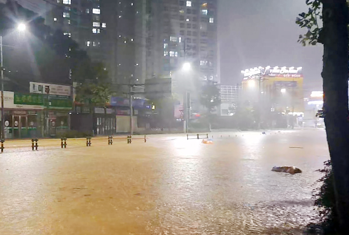 ▲호우 특보가 발효된 3일 오후 광주 북구 신안동 한 도로가 빗물에 잠겨 있다. (연합뉴스)
