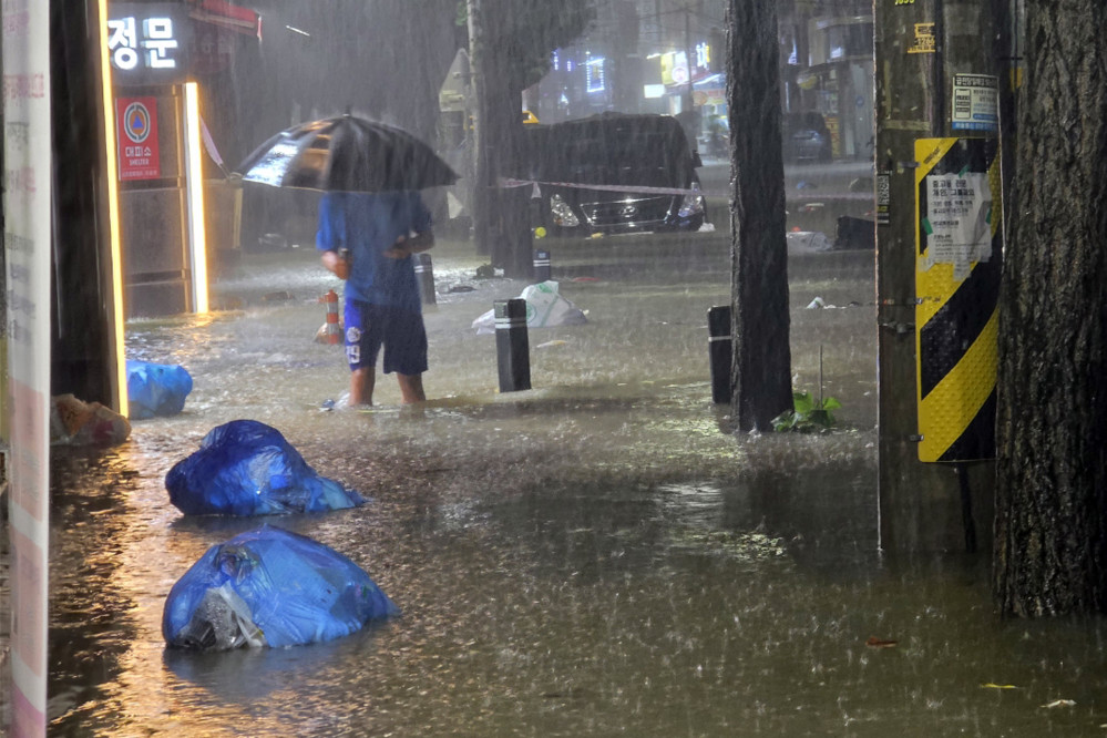 ▲무안군을 중심으로 광주·전남 곳곳에 극한호우가 쏟아진 3일 오후 광주 북구 운암동 도심에서 한 시민이 침수된 거리를 이동하고 있다.  (연합뉴스)