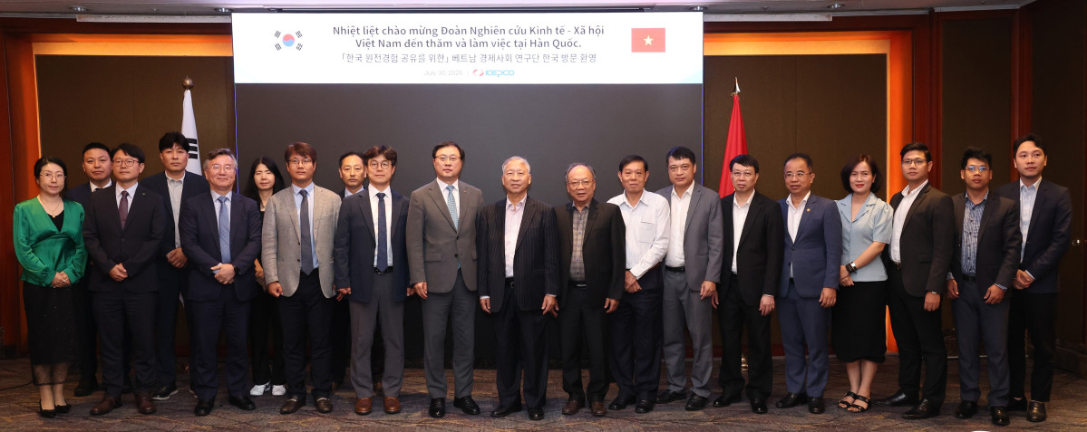 ▲한국전력은 7월 30일 서울에서 베트남 투자기획부 수석 차관 출신 인사를 단장으로 한 경제·사회 연구단을 초청해 원전 협력 워크숍을 개최했다. 사진은 워크숍 참석자들이 기념 촬영을 하고 있는 모습. (사진제공=한국전력)