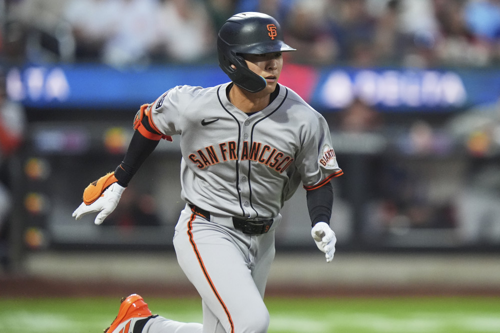 ▲샌프란시스코 자이언츠의 이정후가 4회 타석에서 타구를 친 뒤 1루로 전력질주하고 있다. (AP/연합뉴스)
