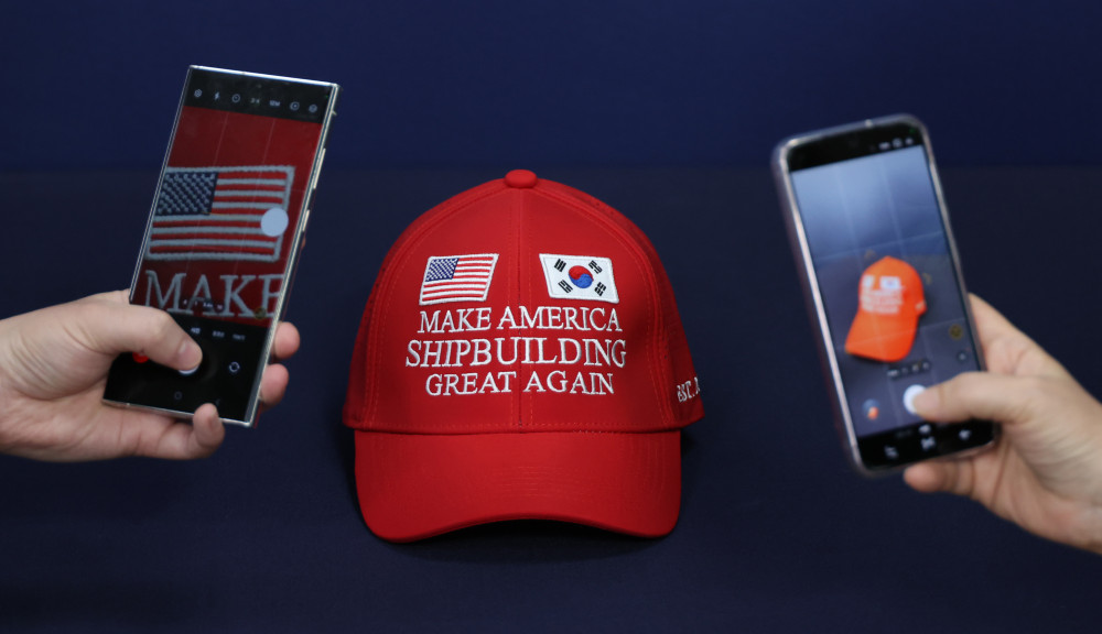 ▲대통령실이 3일 공개한 '마스가'(MASGA·Make American Shipbuilding Great Again) 모자. '마스가'는 이번 한미관세협상 때 조선 분야 협력 내용을 압축적으로 전달하기 위해 산업통상자원부가 만든 슬로건으로 한국협상단은 이 모자와 대형 패널 등을 준비했다.  (연합뉴스)