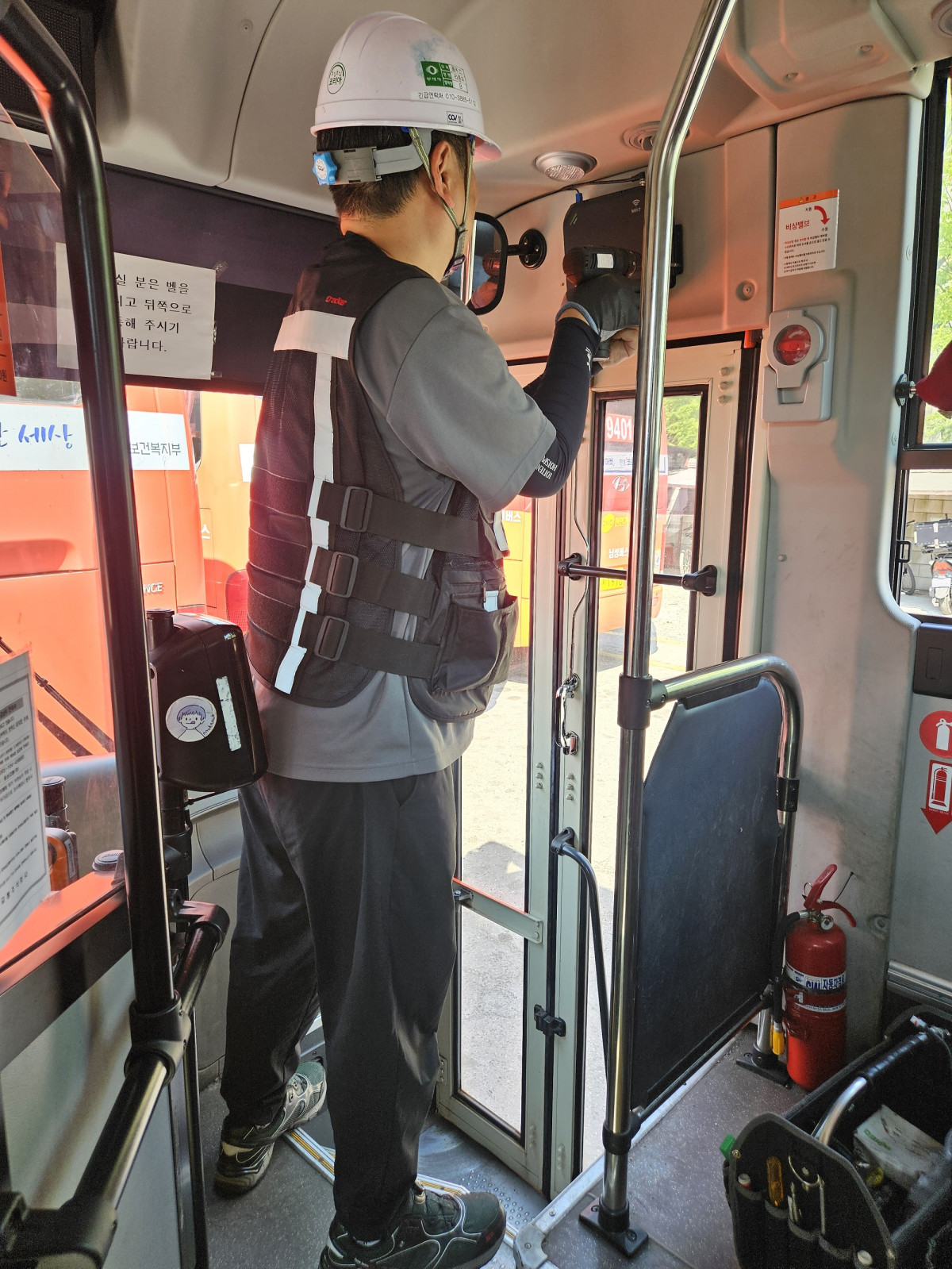 ▲SK텔레콤은 시내버스에 5G·LTE 통신 기반의 와이파이 7(WiFi-7) 시범 서비스를 제공한다고 30일 밝혔다. (사진제공=SK텔레콤)