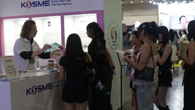 ▲2일 'KCON LA 2025' 현장 전시관에서 관람객들이 K-중소기업 제품을 체험하고 있다. (사진제공=중소벤처기업진흥공단)