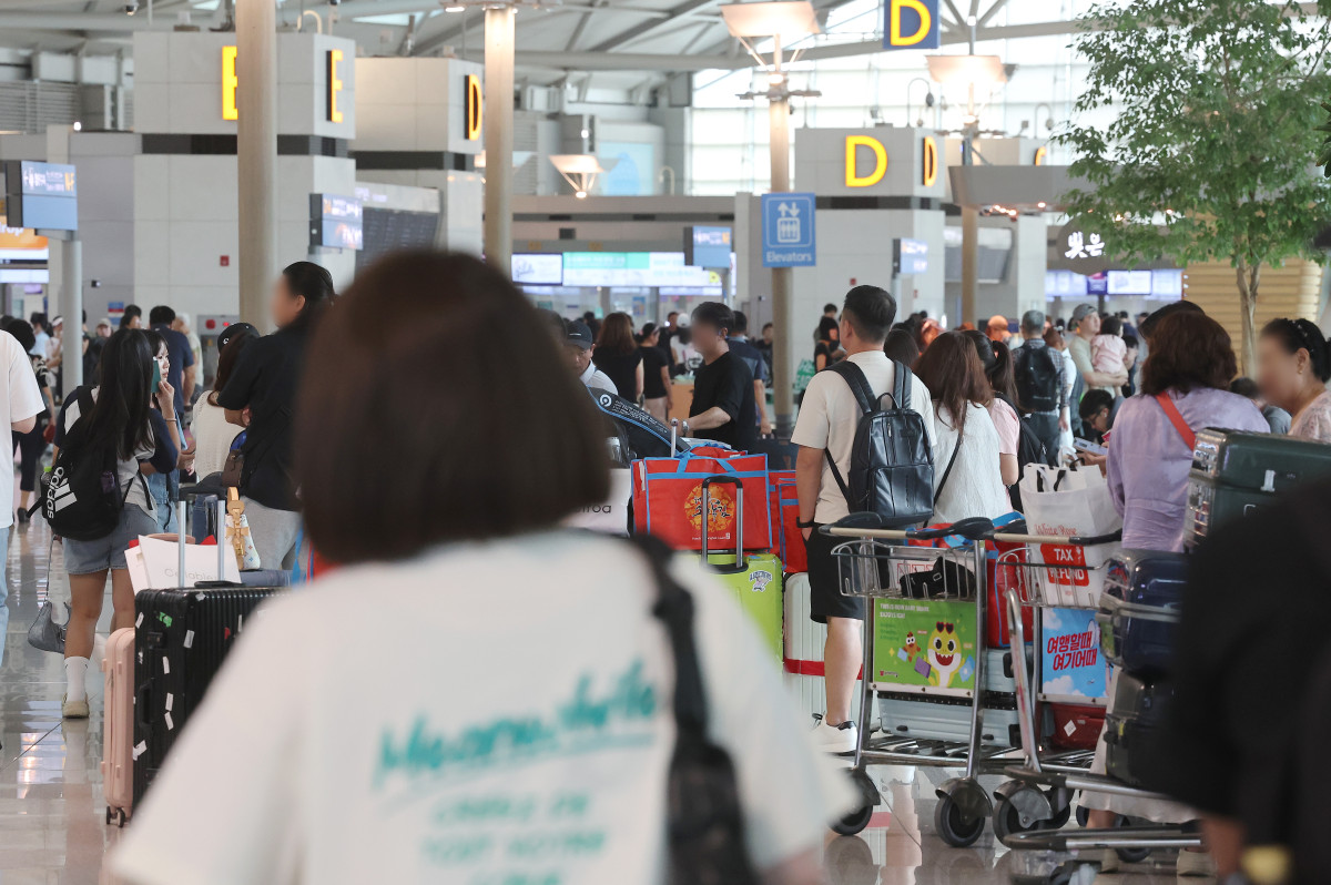▲여름휴가 성수기인 3일 인천국제공항 제1여객터미널 출국장이 해외로 출국하는 여행객들로 붐비고 있다. (연합뉴스)