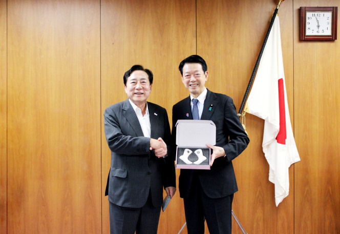 ▲1일 일본 도쿄에서 김기문 중소기업중앙회장(왼쪽)과 무토 요지 일본 경제산업성 대신이 기념사진을 촬영하고 있다. (사진제공=중소기업중앙회)