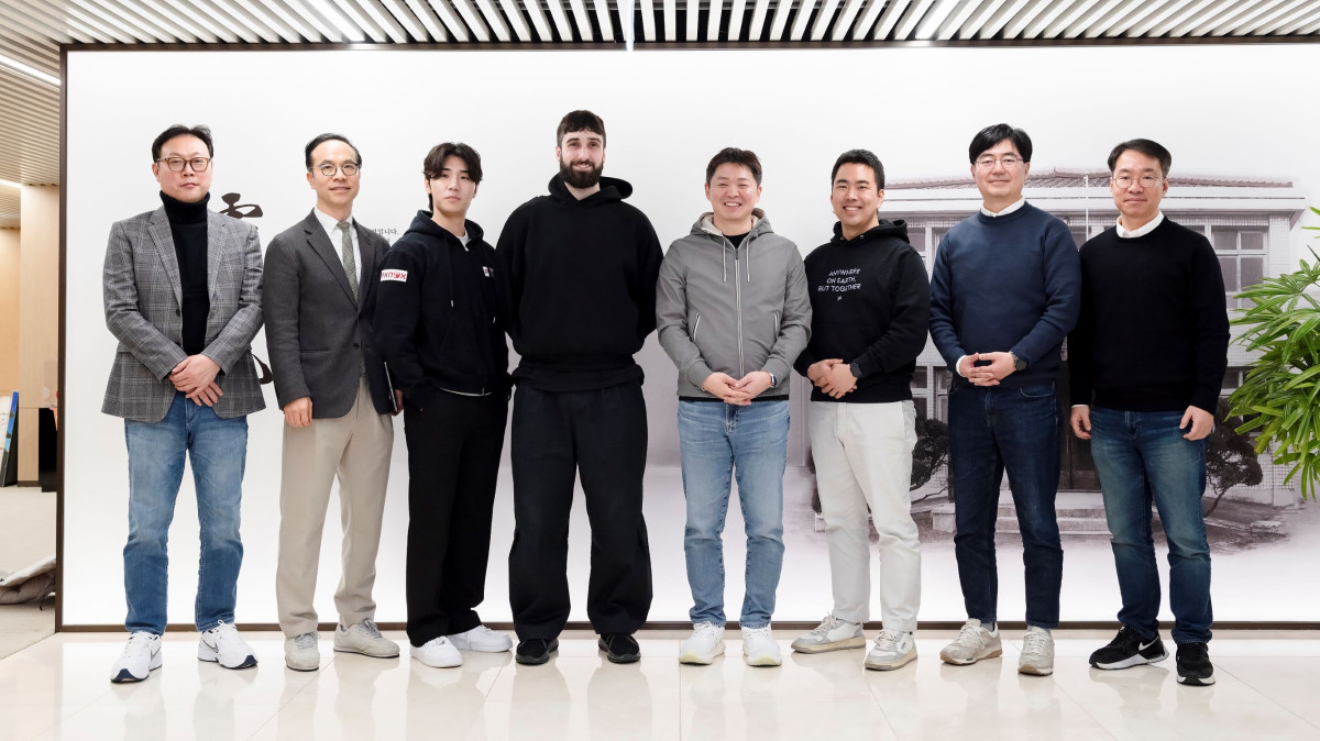 ▲실리콘밸리 소재 AI 스타트업 피닉스랩이 최근 진행한 400만달러 규모 SAFE 투자유치에 SK네트웍스 및 에이단 고메즈 코히어 CEO, 일리야 폴로수킨 니어 프로토콜 공동창업자 등 다수의 투자자들이 참여했다. 지난 3월 방한한 에이단 고메즈 코히어 CEO(왼쪽 네번째)가 삼일빌딩에서 최성환 SK네트웍스 사업총괄 사장 겸 피닉스랩 EA(왼쪽 다섯번째), 배민석 피닉스랩 대표(왼쪽 세번째) 등과 함께 기념촬영을 하고 있는 모습. (SK네트웍스)