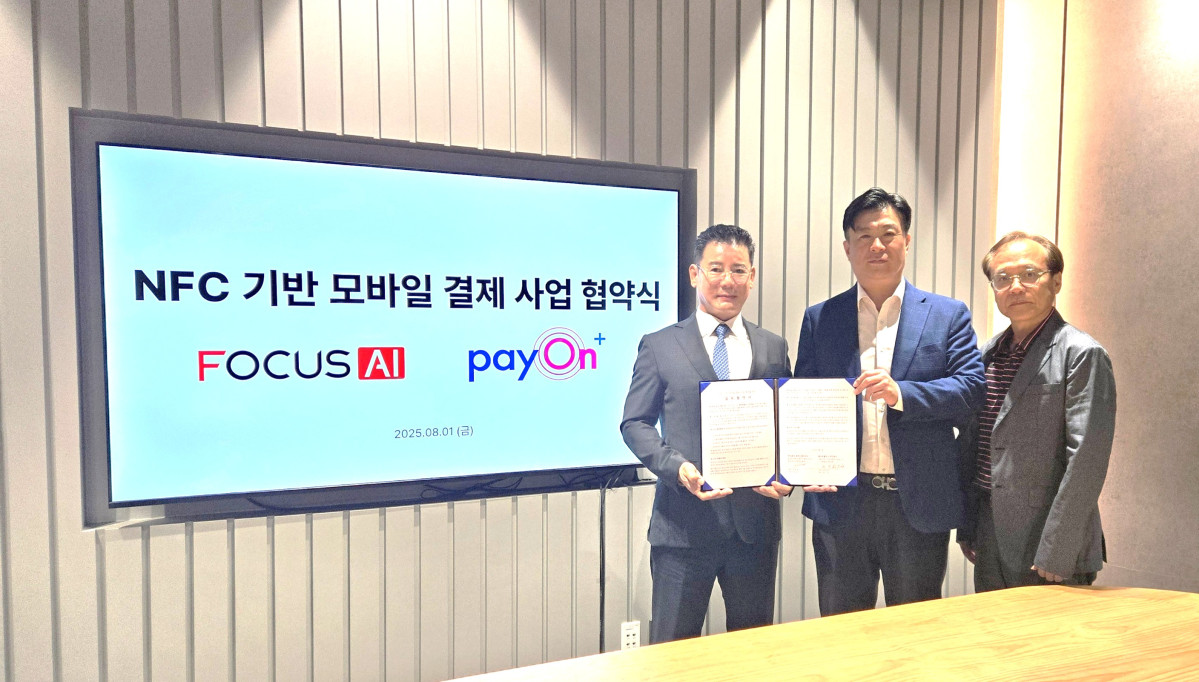 ▲채정희 페이온플러스 회장(왼쪽부터), 박철웅 포커스에이아이 대표, 배서현 페이온플러스 사장이 업무협약을 체결하고 기념사진을 찍고 있다.  (사진제공=포커스에이아이)