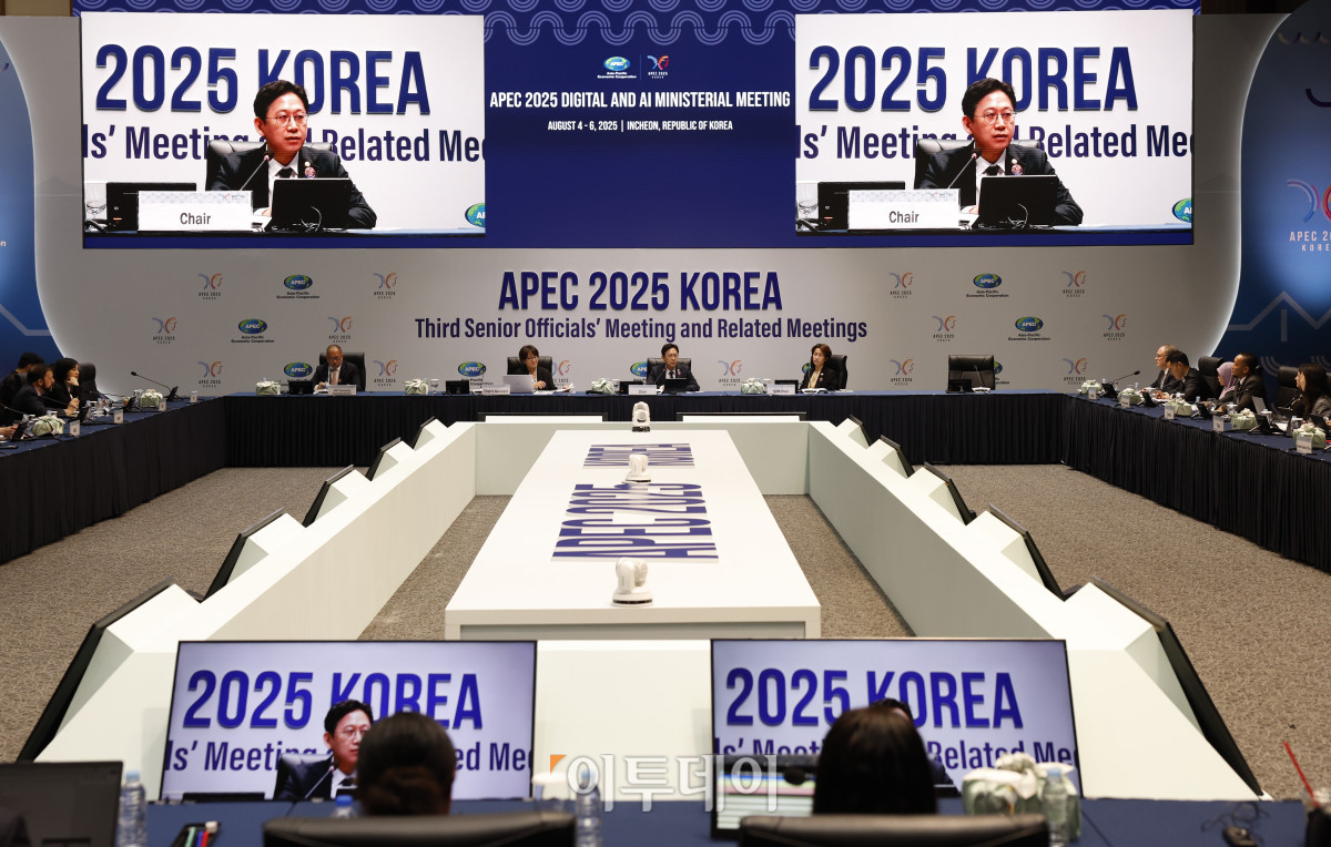 ▲배경훈 과학기술정보통신부 장관이 4일 인천 연수구 송도 컨벤시아에서 열린 APEC 디지털·AI 장관회의에서 개회사를 하고 있다. 조현호 기자 hyunho@