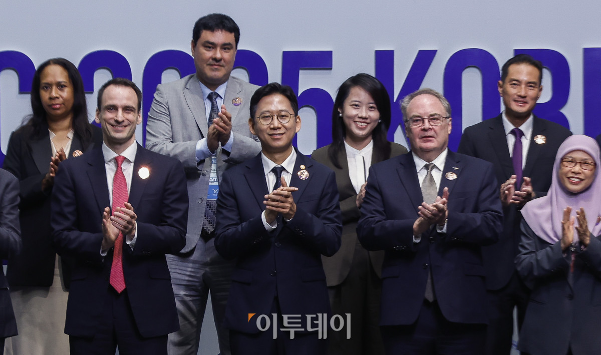 ▲배경훈(앞줄 왼쪽 두 번째) 과학기술정보통신부 장관을 비롯한 참석자들이 4일 인천 연수구 송도 컨벤시아에서 열린 APEC 디지털·AI 장관회의에서 기념촬영을 하고 있다. 조현호 기자 hyunho@