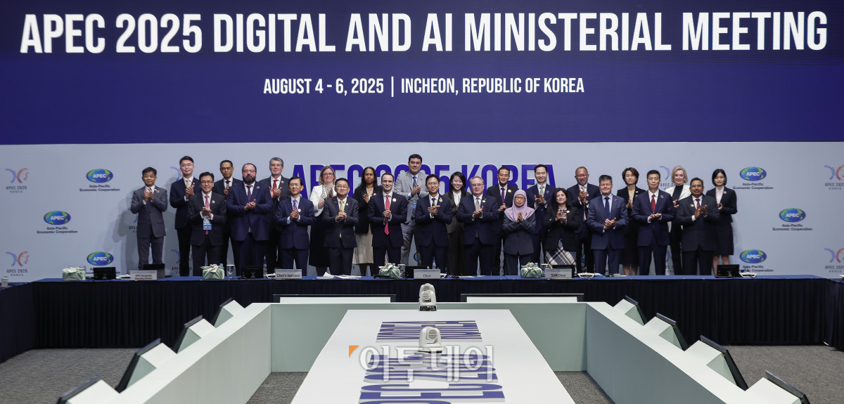 ▲배경훈(앞줄 왼쪽 여섯 번째) 과학기술정보통신부 장관을 비롯한 참석자들이 4일 인천 연수구 송도 컨벤시아에서 열린 APEC 디지털·AI 장관회의에서 기념촬영을 하고 있다. 조현호 기자 hyunho@