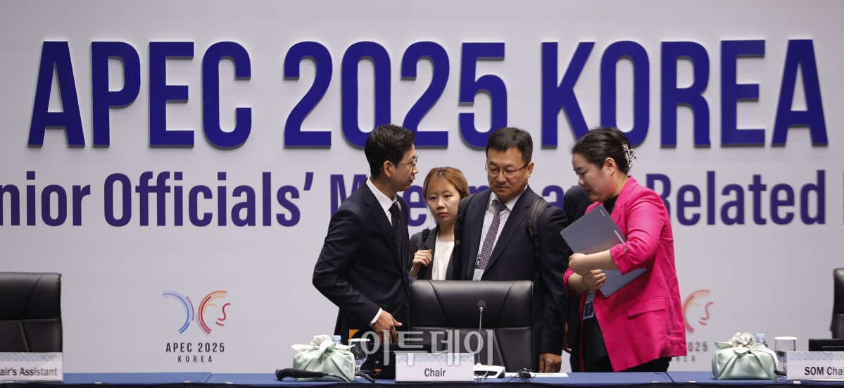 ▲배경훈 과학기술정보통신부 장관이 4일 인천 연수구 송도 컨벤시아에서 열린 APEC 디지털·AI 장관회의에 참석하며 참석자들과 인사를 하고 있다. 조현호 기자 hyunho@