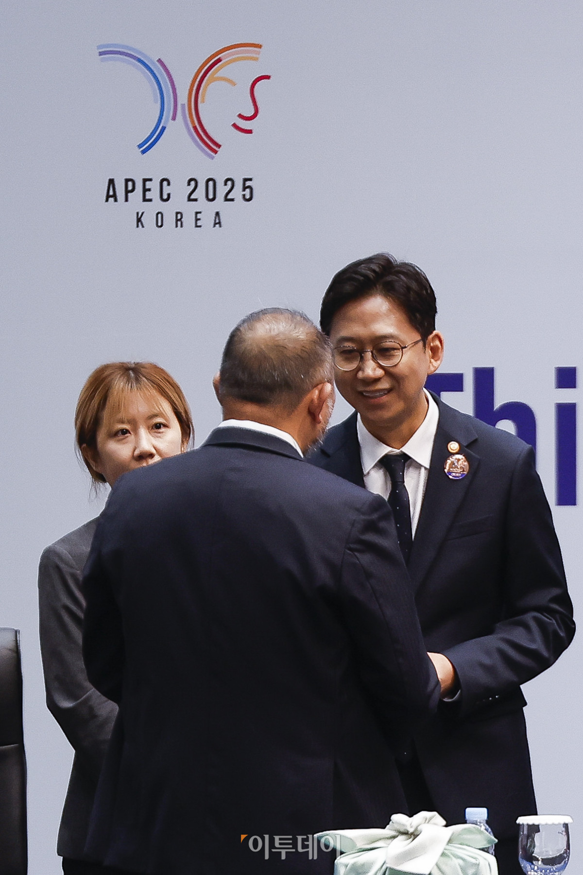 ▲배경훈 과학기술정보통신부 장관이 4일 인천 연수구 송도 컨벤시아에서 열린 APEC 디지털·AI 장관회의에 참석하며 참석자들과 인사를 하고 있다. 조현호 기자 hyunho@