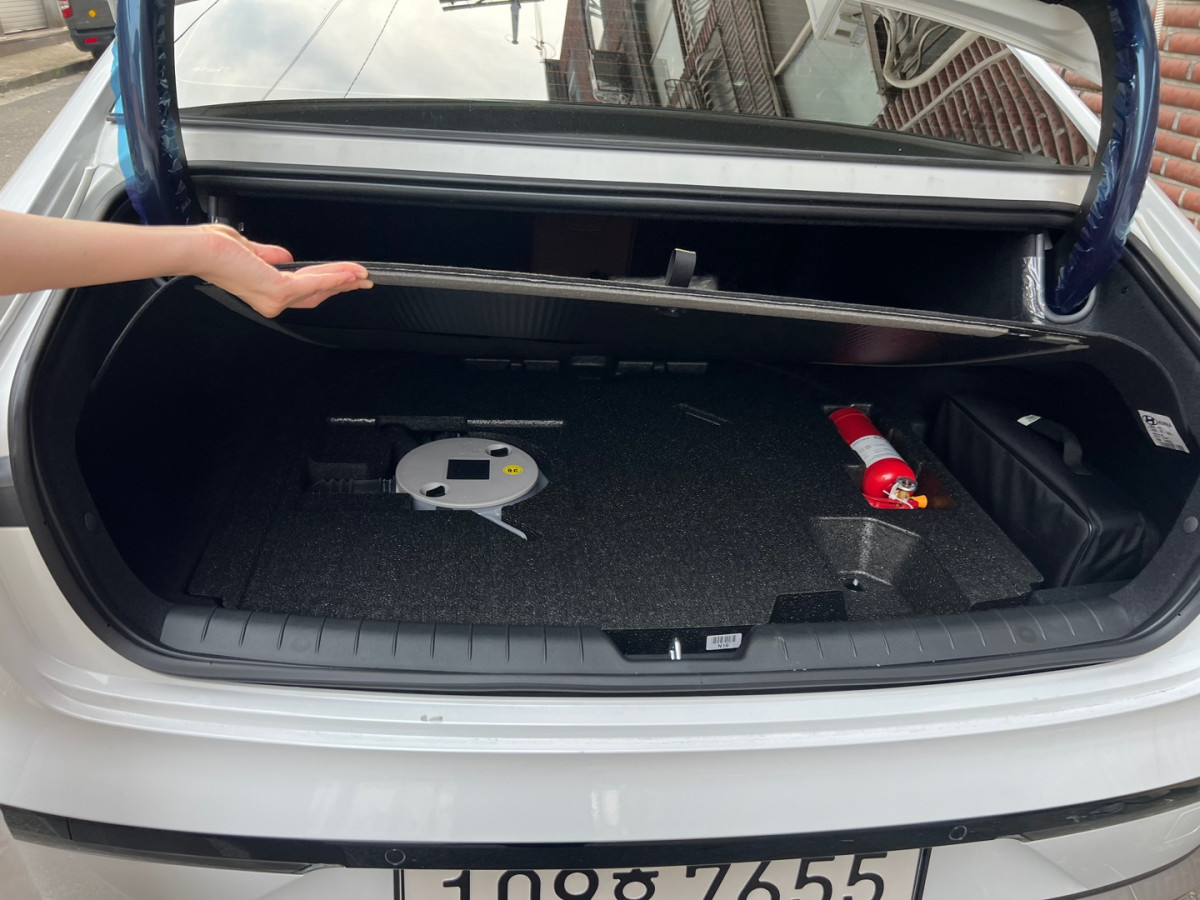 ▲그랜저 LPG 트렁크 공간 밑 탱크 저장소. 김채빈 기자 chaebi@