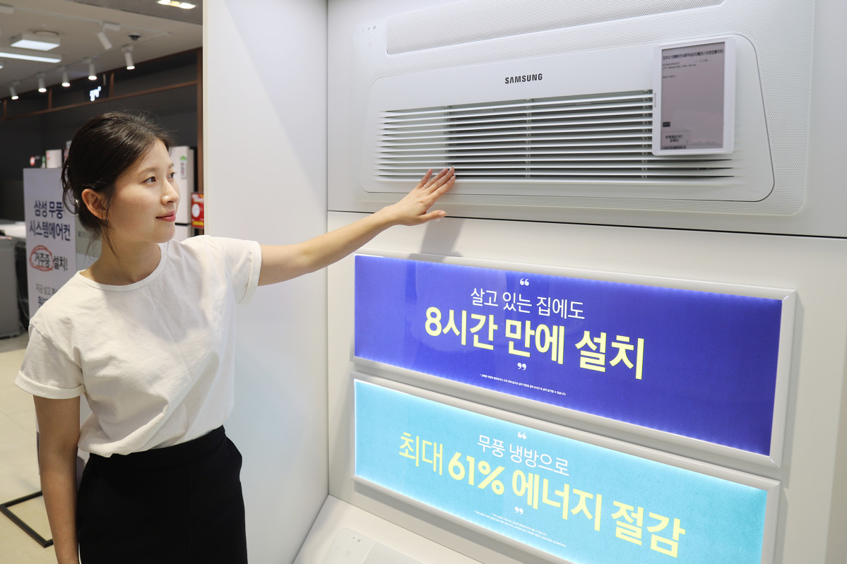 ▲롯데하이마트가 휴가 시즌에 맞춰 8월 한달간 전국 310여개 매장과 온라인쇼핑몰에서 ‘쿨링 휴가 페스타’를 진행한다. (사진제공=롯데하이마트)