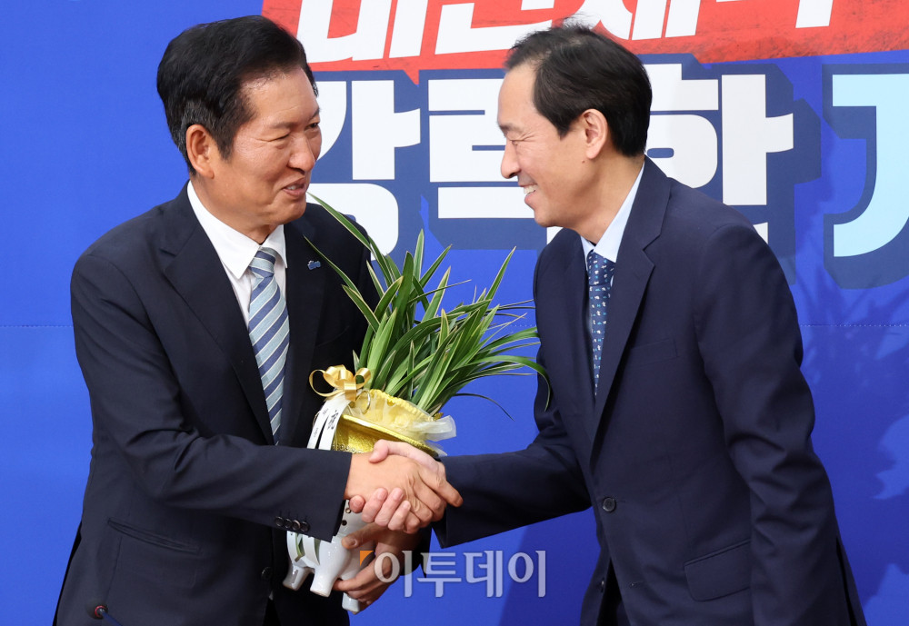 ▲우상호(오른쪽) 대통령실 정무수석이 10일 서울 여의도 국회에서 정청래 더불어민주당 대표를 예방해 이재명 대통령의 축하난을 전달하고 있다. 고이란 기자 photoeran@