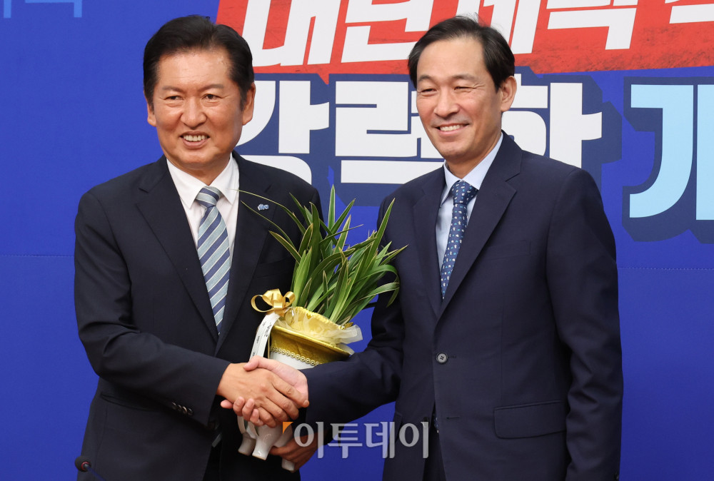 ▲우상호(오른쪽) 대통령실 정무수석이 10일 서울 여의도 국회에서 정청래 더불어민주당 대표를 예방해 이재명 대통령의 축하난을 전달하고 기념촬영을 하고 있다. 고이란 기자 photoeran@