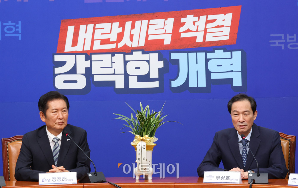 ▲우상호(오른쪽) 대통령실 정무수석이 10일 서울 여의도 국회에서 정청래 더불어민주당 대표를 예방하고 있다. 고이란 기자 photoeran@