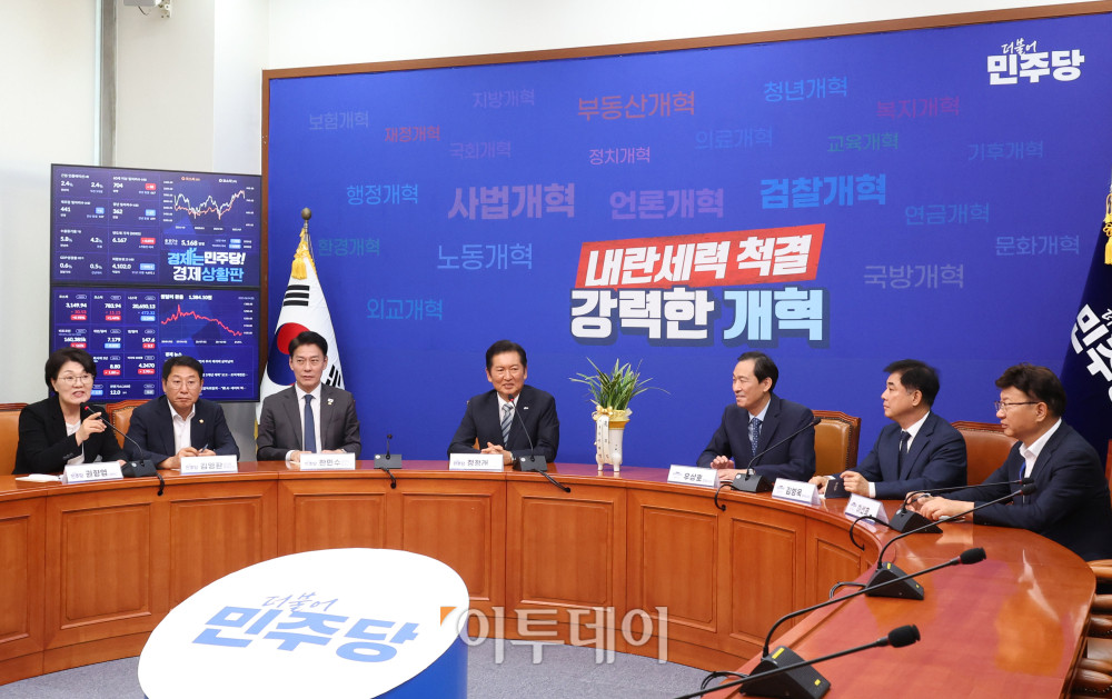 ▲우상호(오른쪽 세번째) 대통령실 정무수석이 10일 서울 여의도 국회에서 정청래(가운데) 더불어민주당 대표를 예방하고 있다. 고이란 기자 photoeran@