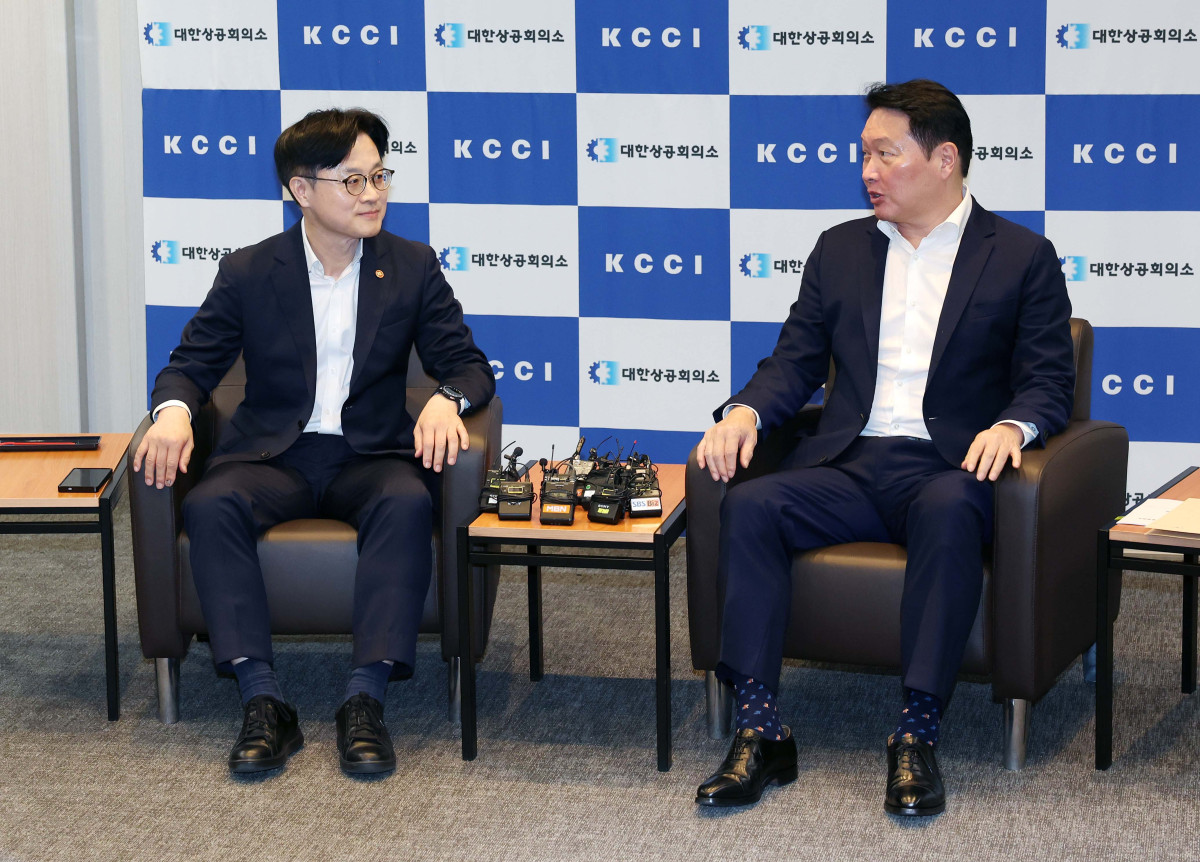 ▲김정관(왼쪽) 산업통상자원부 장관이 4일 서울 중구 대한상공회의소를 찾아 최태원 대한상의 회장과 면담을 하고 있다. 신태현 기자 holjjak@