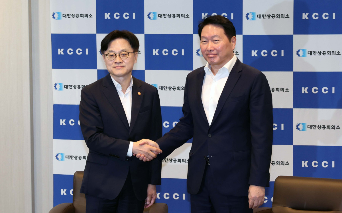 ▲김정관(왼쪽) 산업통상자원부 장관이 4일 서울 중구 대한상공회의소를 찾아 최태원 대한상의 회장과 면담에 앞서 기념촬영을 하고 있다.  (신태현 기자 holjjak@)