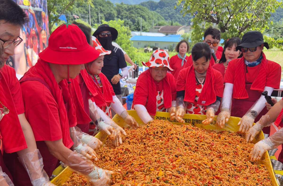 ▲'2025 화천 토마토 축제'에서 참가자들이 1000인분 토마토냉파스타를 만들고 있다.  (사진제공=오뚜기)