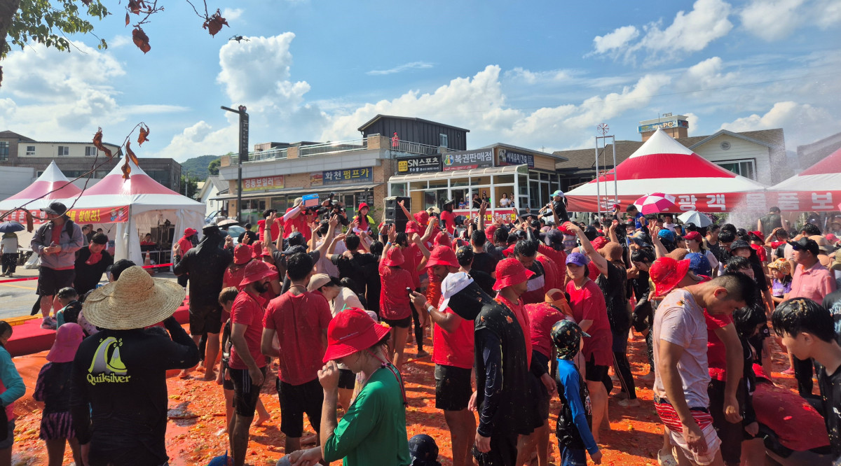 ▲'2025 화천 토마토 축제'에서 참가자들이 대형 토마토 풀장에서 축제를 즐기고 있다. (사진제공=오뚜기)