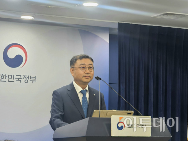 ▲송상훈 과학기술정보통신부 정보통신정책실장이 4일 정부서울청사에서 정부의 독자 AI 파운데이션 모델 프로젝트 정예팀 선정 결과에 대해 발표하고 있다. (이은주 기자 letswin@)