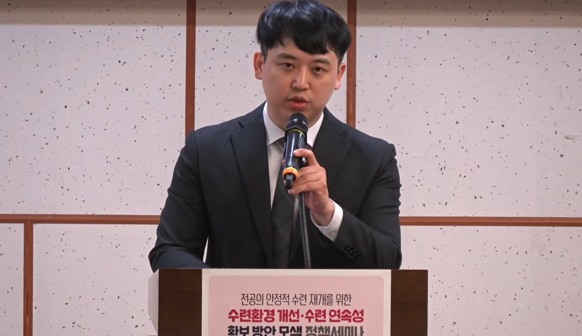 ▲한성존 대한전공의협의회 비상대책위원회 비대위원장이 4일 서울 영등포구 국회의원회관에서 서명옥 국민의힘 의원 주최로 열린 ‘전공의 안정적 수련 재개를 위한 수련환경 개선·수련 연속성 확보 방안 모색 정책 세미나’에 참석해 발언 중이다. (서명옥 국민의힘 의원 유튜브 갈무리)