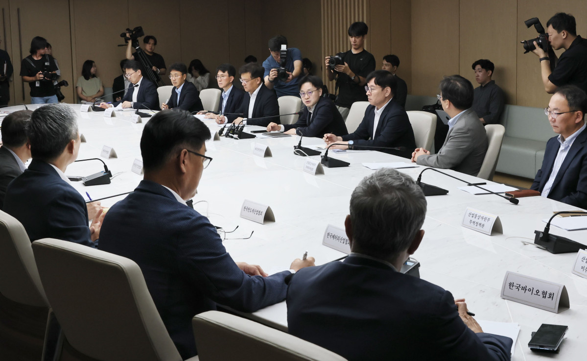 ▲김정관 산업통상자원부 장관(정면 왼쪽 다섯 번째)이 4일 서울 대한상공회의소에서 경제단체 및 업종별 협회, 학계 전문가 등과 한-미 관세협상 관련 수출 및 업종별 영향과 기업에 대한 후속 지원 대책을 논의하기 위해 마련한 '대미(對美) 통상 전략 라운드 테이블'을 열고 모두발언을 하고 있다. (사진제공=산업통상자원부)