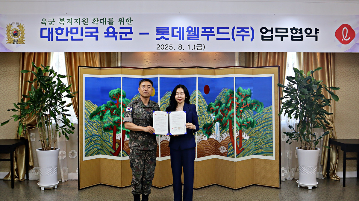 ▲여명랑 롯데웰푸드 푸드사업부장(오른쪽), 김진익 육군본부 인사참모부장이 1일 충남 계룡대 육군본부에서 업무협약 체결 후 기념사진을 촬영하고 있다. (사진제공=롯데웰푸드)