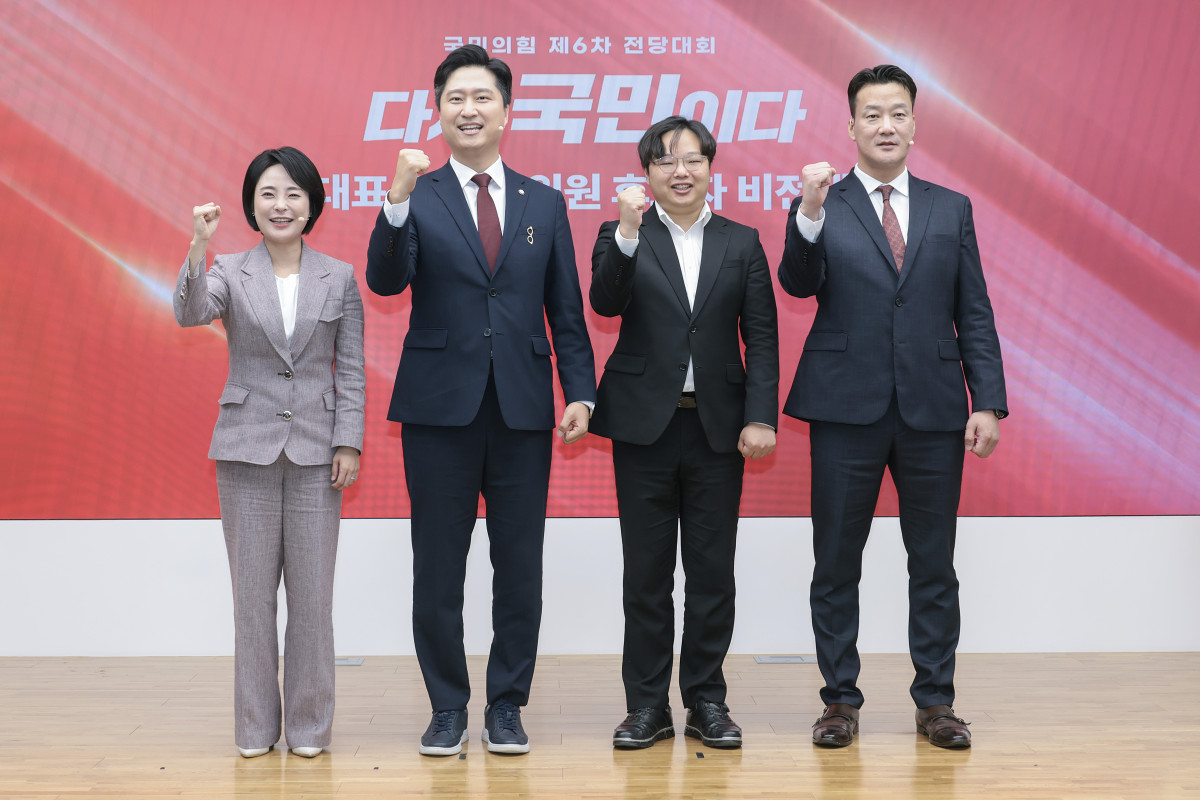 ▲4일 서울 여의도 국민의힘 당사에서 열린 제6차 전당대회 청년최고위원 후보자 비전대회에서 4명의 청년최고위원 후보들이 기념 촬영을 하고 있다.    (왼쪽부터) 손수조,우재준,최우성,박홍준 후보. 2025.8.4  (연합뉴스)