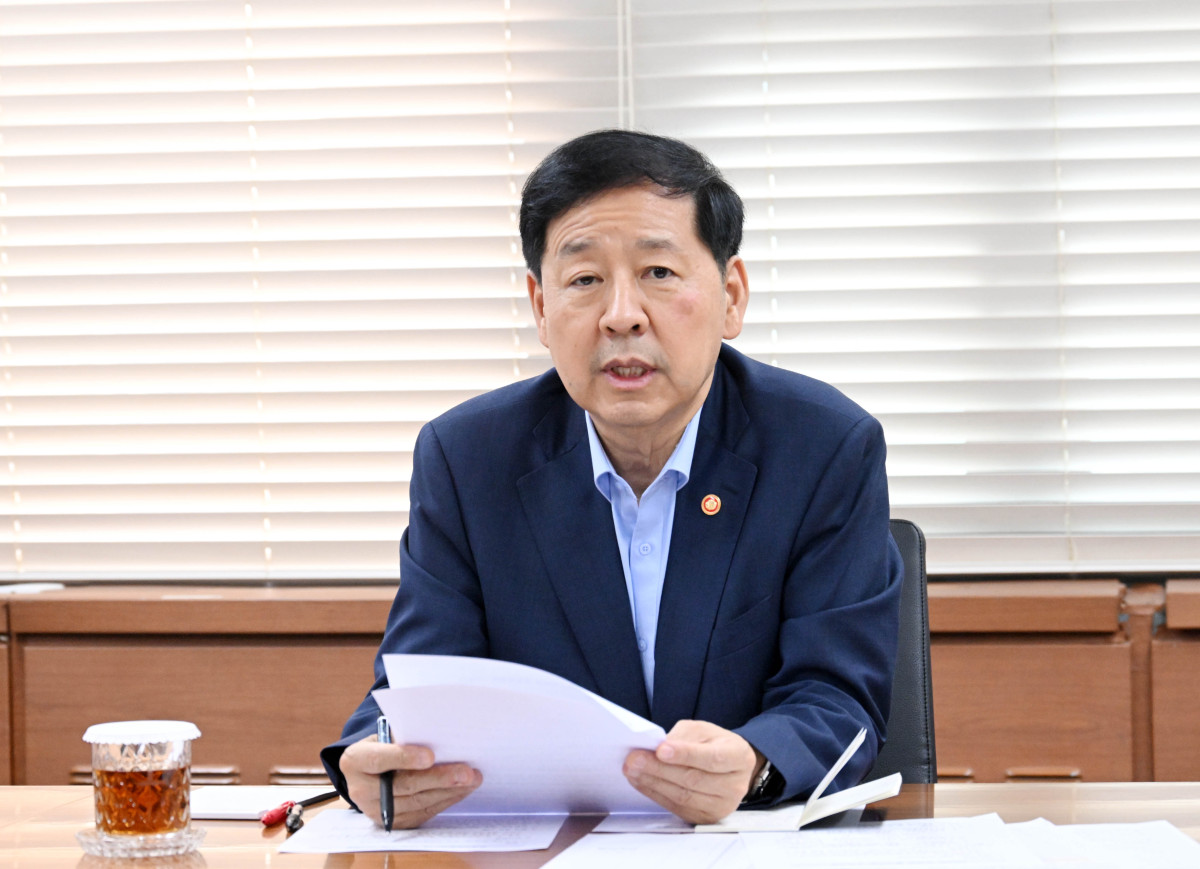 ▲구윤철 부총리 겸 기획재정부 장관이 8월 4일 서울 종로구 정부서울청사에서 서울청사와 세종청사간 화상으로 열린 기재부 확대간부회의를 주재하고 있다. (기획재정부)