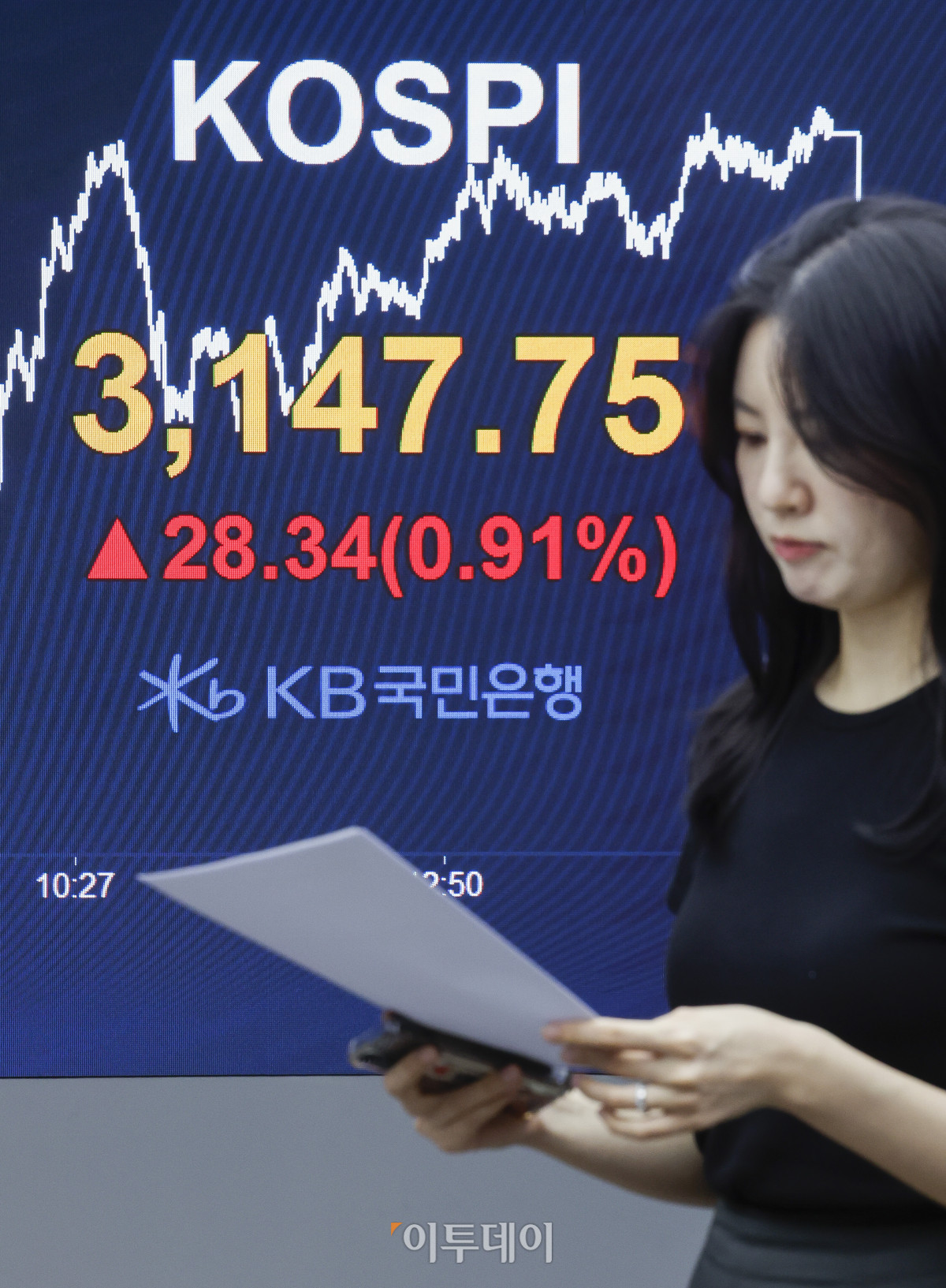 ▲코스피가 기관의 매수세에 힘입어 3140선을 회복하며 상승 마감한 4일 서울 영등포구 KB국민은행 딜링룸 전광판에 코스피가 표시돼 있다. 이날 코스피 지수는 전 거래일보다 28.34(0.91%) 포인트 상승한 3147.75를 나타냈다. 조현호 기자 hyunho@