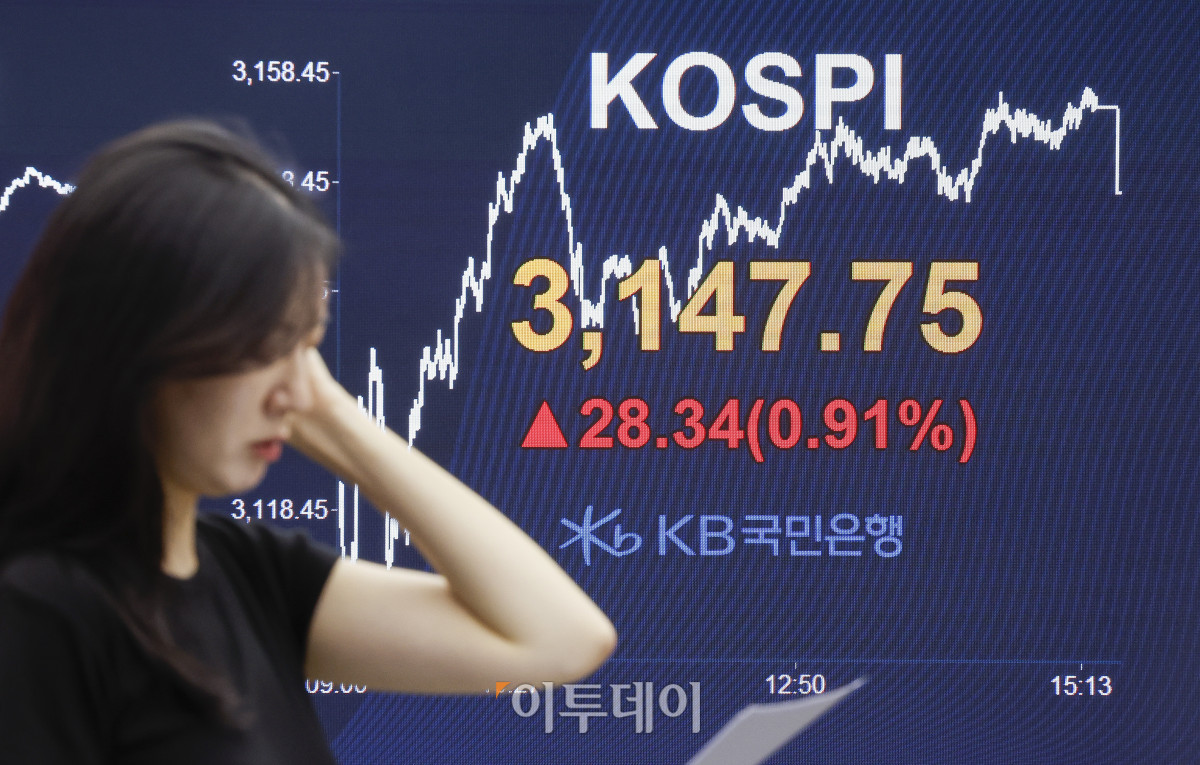 ▲코스피가 기관의 매수세에 힘입어 3140선을 회복하며 상승 마감한 4일 서울 영등포구 KB국민은행 딜링룸 전광판에 코스피가 표시돼 있다. 이날 코스피 지수는 전 거래일보다 28.34(0.91%) 포인트 상승한 3147.75를 나타냈다. 조현호 기자 hyunho@