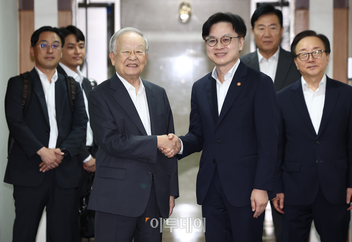 ▲김정관(오른쪽) 산업통상자원부 장관이 4일 서울 마포구 한국경영자총협회를 찾아 손경식 한국경영자총협회장과 면담을 위해 면담장으로 이동하며 악수를 하고 있다. 조현호 기자 hyunho@