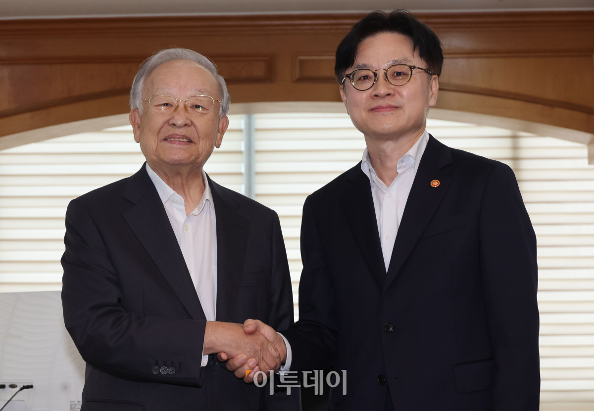 ▲김정관(오른쪽) 산업통상자원부 장관이 4일 서울 마포구 한국경영자총협회를 찾아 손경식 한국경영자총협회장과 악수를 하고 있다. 조현호 기자 hyunho@