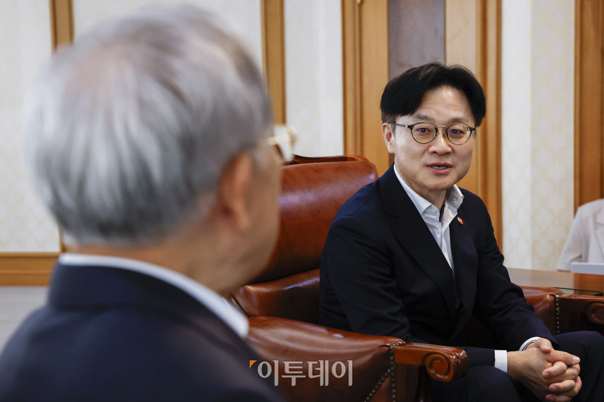 ▲김정관 산업통상자원부 장관이 4일 서울 마포구 한국경영자총협회를 찾아 손경식 한국경영자총협회장과 면담을 하고 있다. 조현호 기자 hyunho@