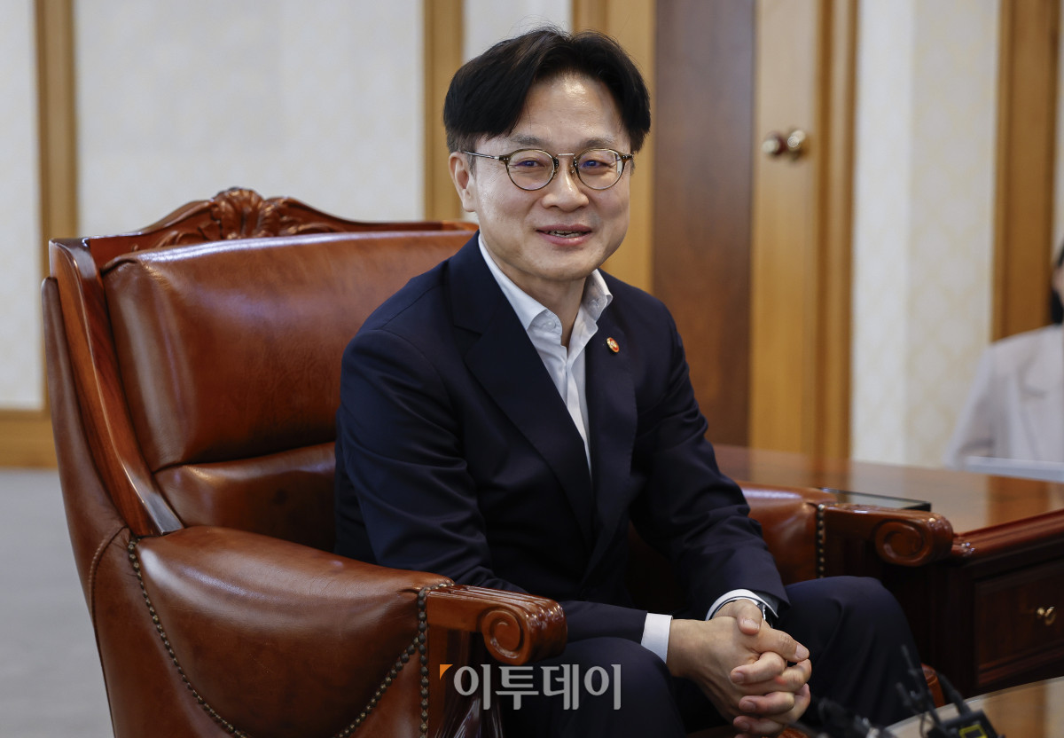 ▲김정관 산업통상자원부 장관이 4일 서울 마포구 한국경영자총협회를 찾아 손경식 한국경영자총협회장과 면담을 하고 있다. 조현호 기자 hyunho@