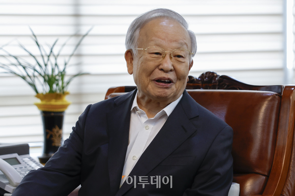 ▲손경식 한국경영자총협회장이 4일 서울 마포구 한국경영자총협회를 찾은 김정관 산업통상자원부 장관과 면담을 하고 있다. 조현호 기자 hyunho@