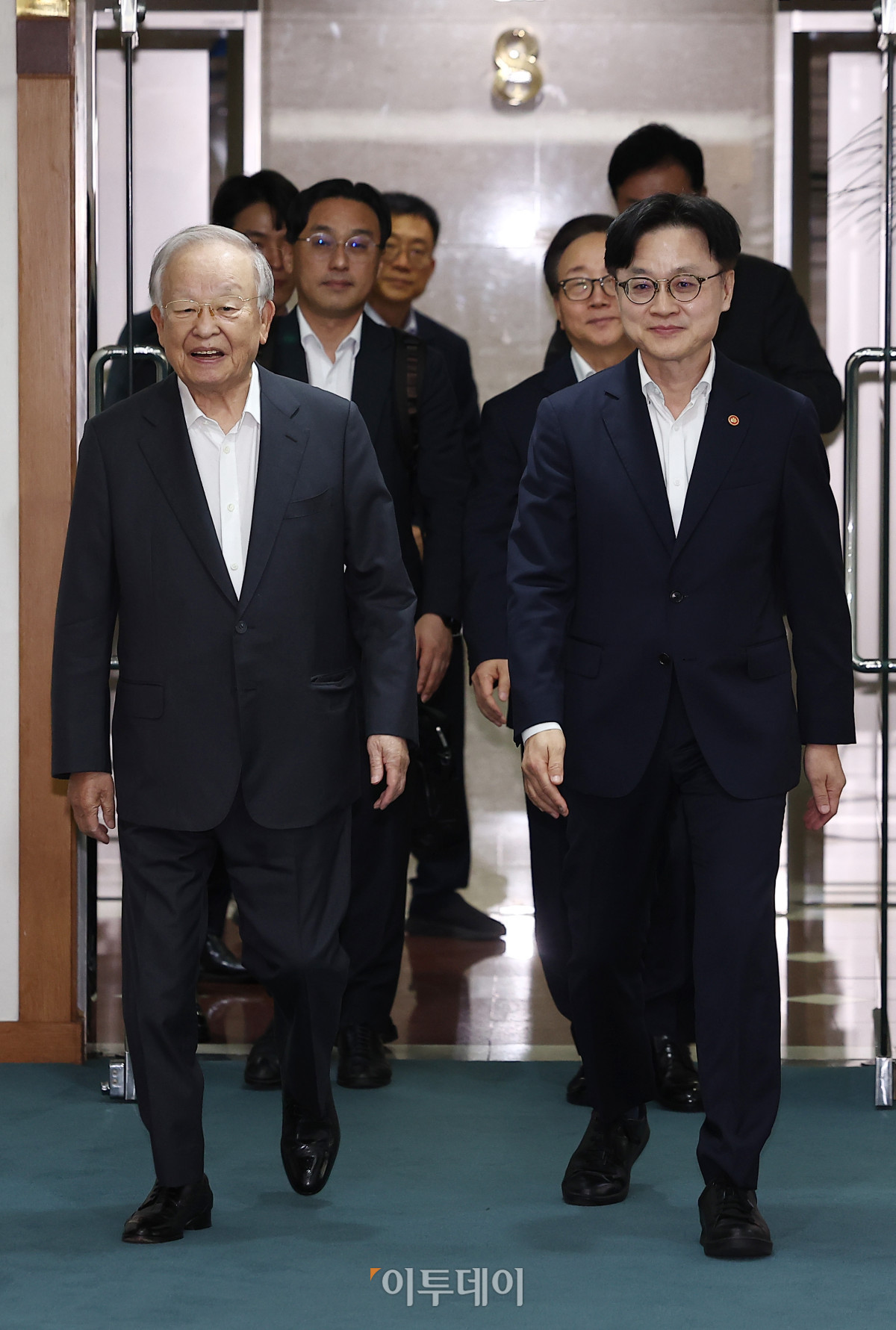 ▲김정관(오른쪽) 산업통상자원부 장관이 4일 서울 마포구 한국경영자총협회를 찾아 손경식 한국경영자총협회장과 면담을 위해 면담장으로 이동하고 있다. 조현호 기자 hyunho@