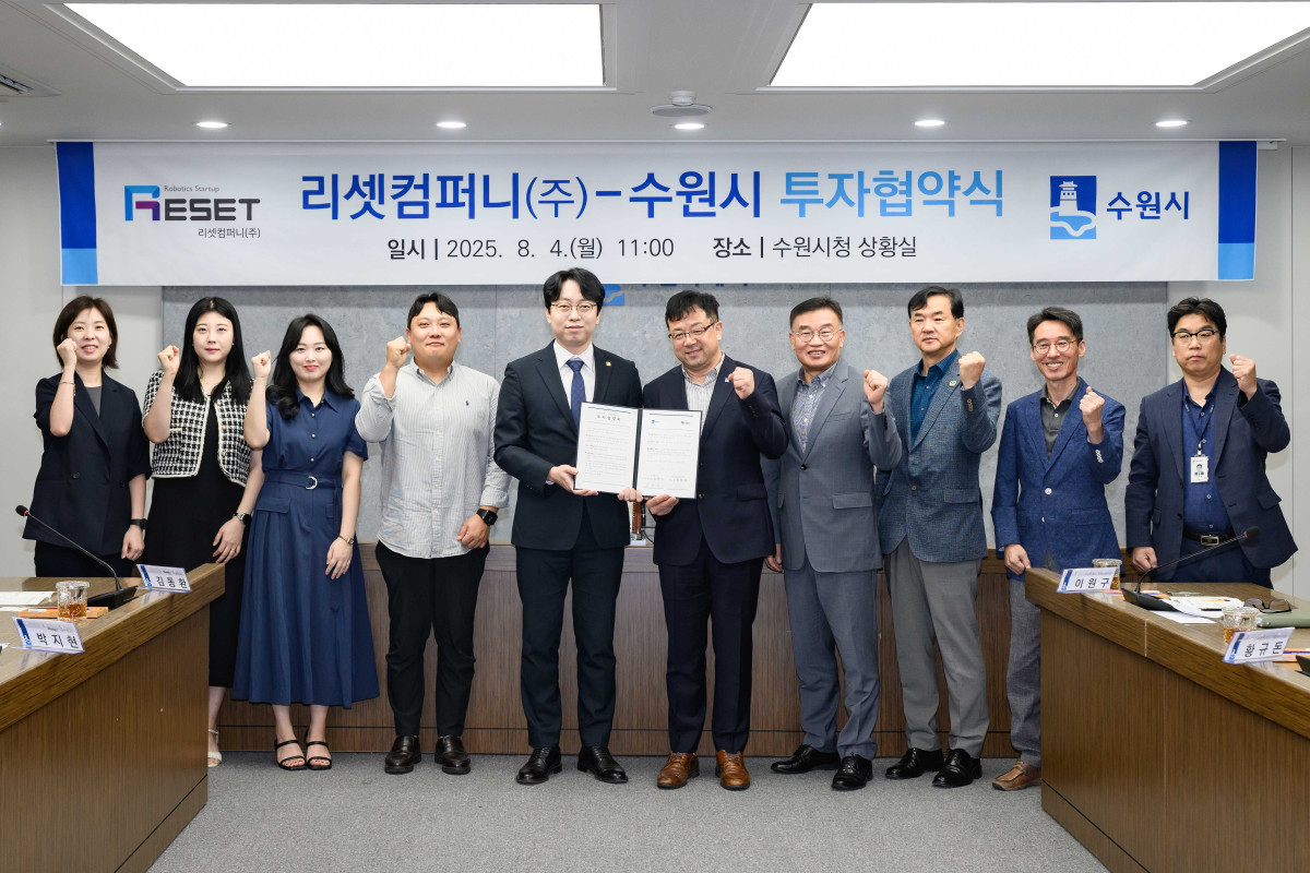 ▲김현수 수원시 제1부시장(오른쪽 5번째)과 참석자들이 함께하고 있다. (수원특례시)